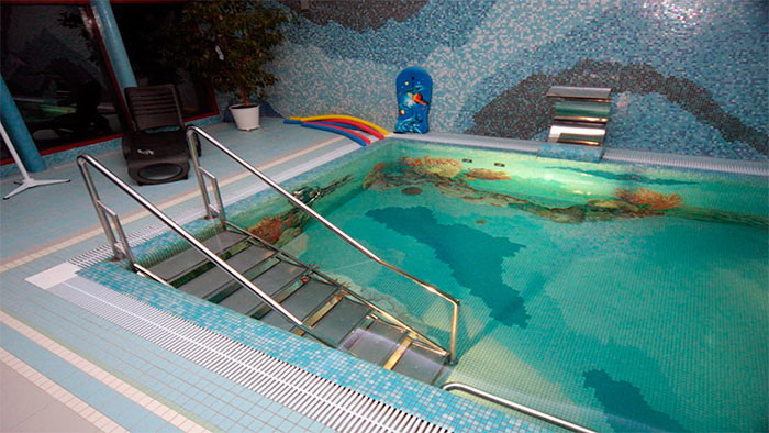Металлическая лестница для бассейна
