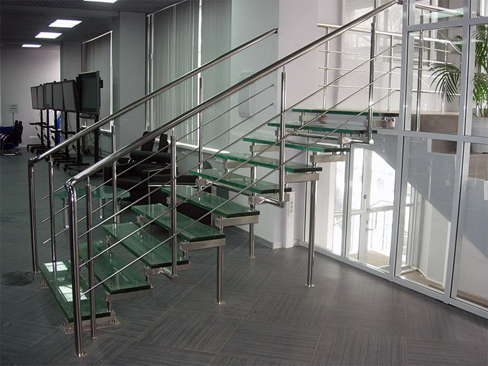 Лестница из нержавеющей стали со стеклянными ступенями в интерьере