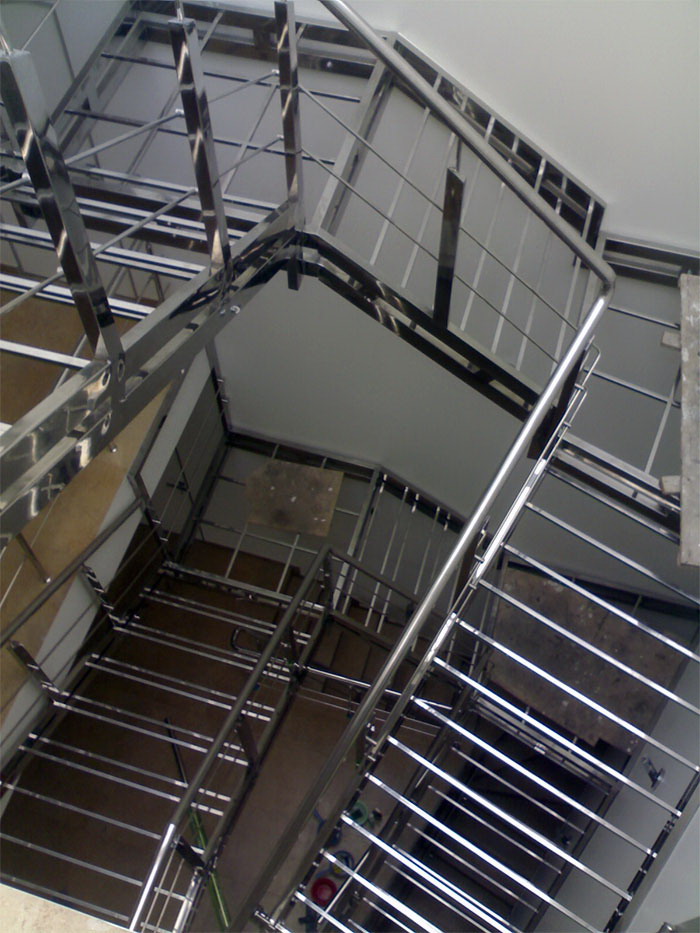 Каркас лестницы из нержавеющей стали с поворотоными площадками