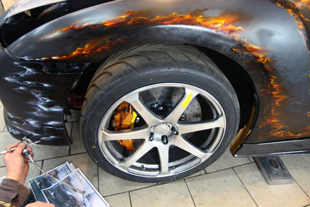 Пламя на крыле автомобиля