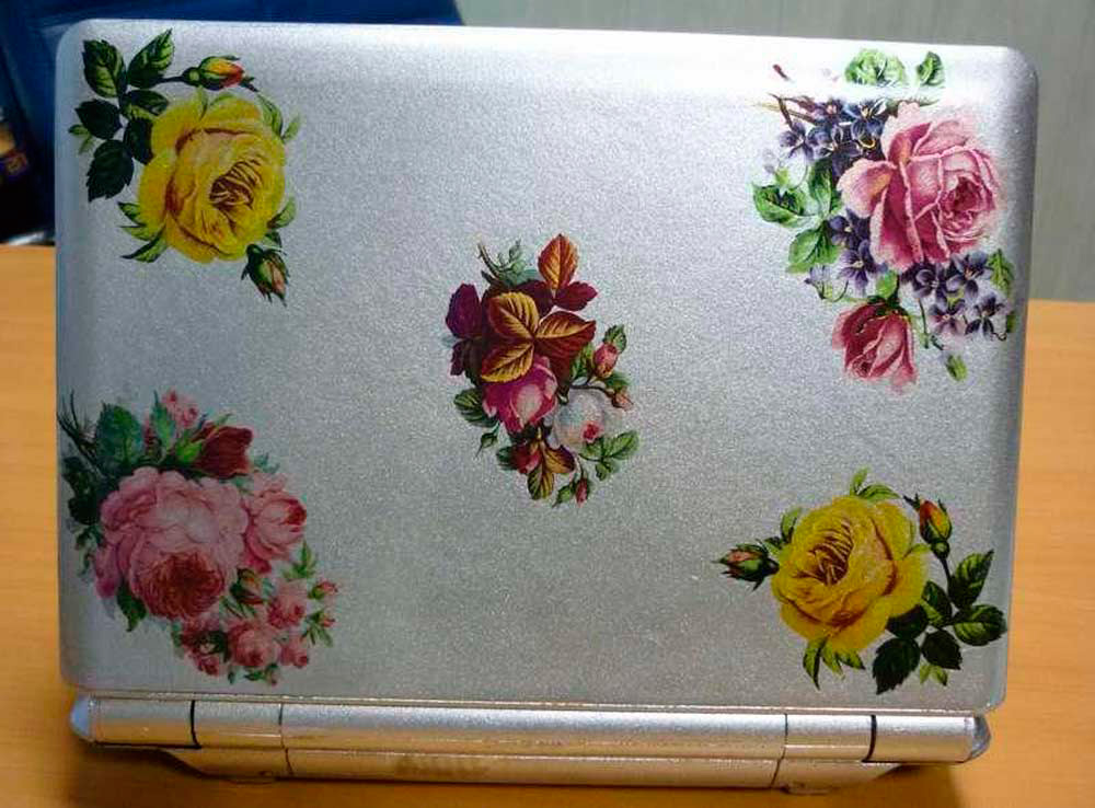 Красивые розы на ноутбуке