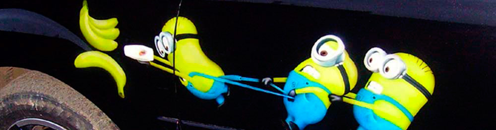 Миньоны достают банан -смешная картина на автомобиле