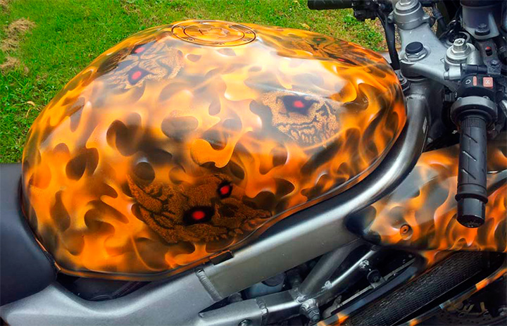 Аэрография на мотоцикле черепа в огне