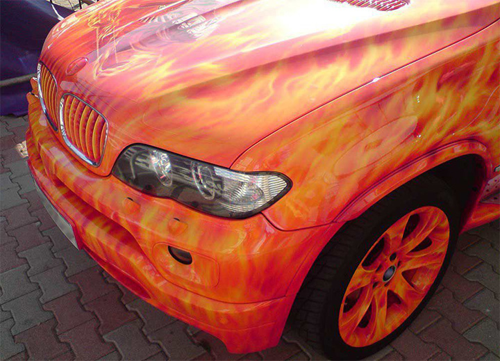 Пламя на автомобиле