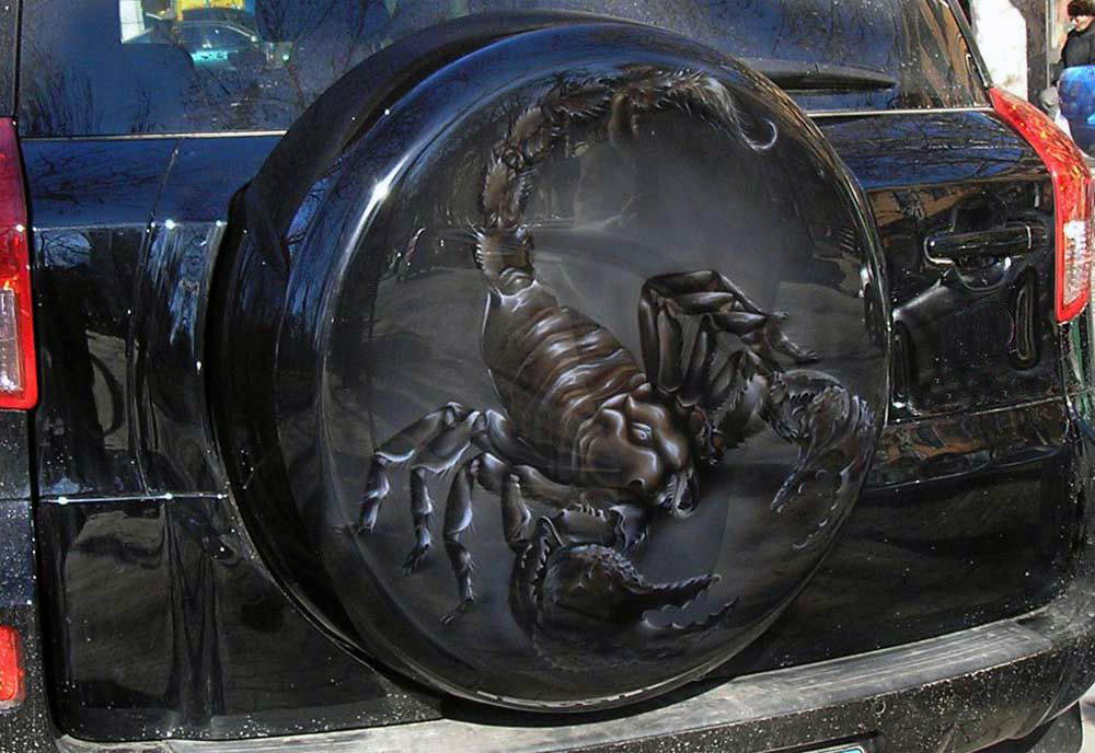 Скорпион на запасном колесе