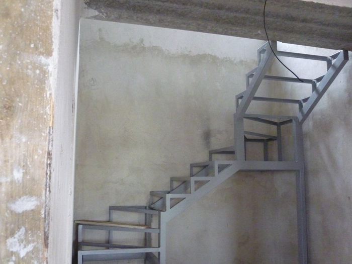 Общий вид лестницы на мансарду