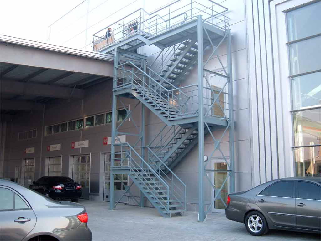 Трехпролетная металлическая лестница 