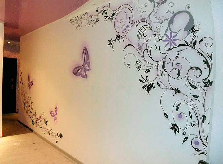 Узоры и бабочки на стене гостиной
