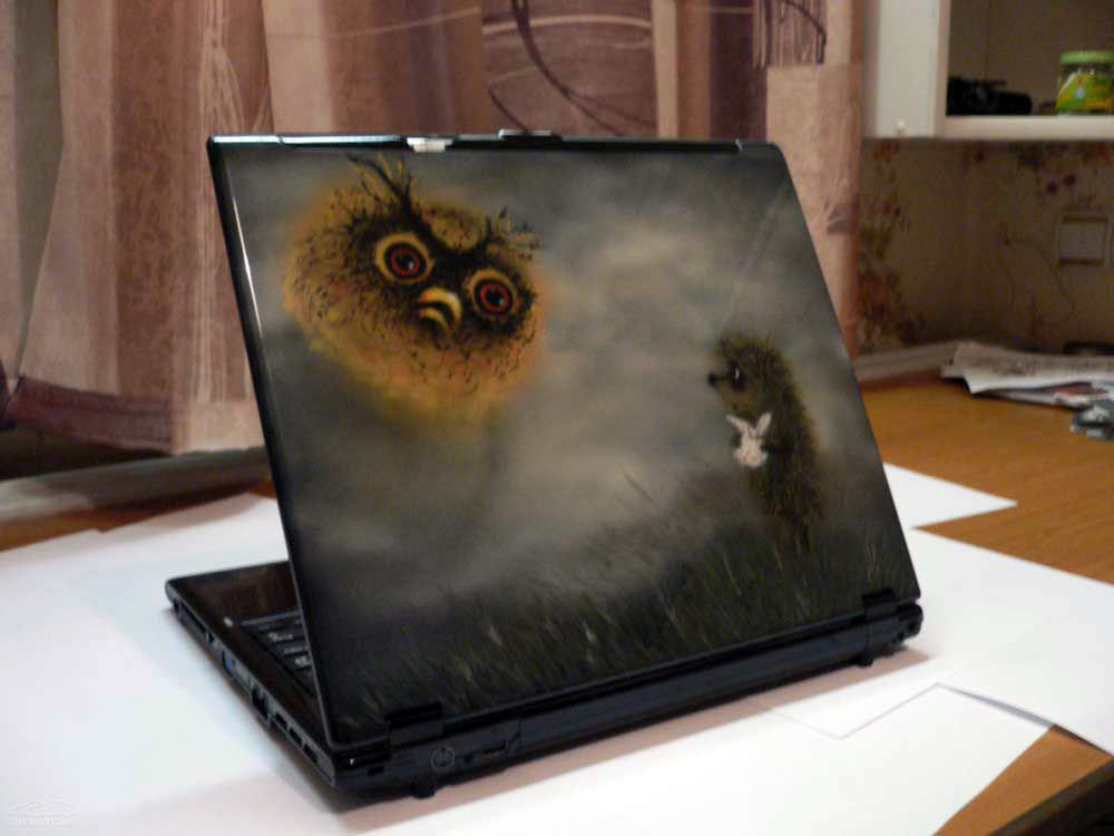 Кадр из мультфильма на крышке ноутбука