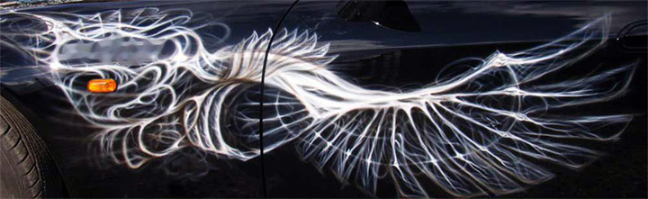 Стилизованные крылья на автомобиле