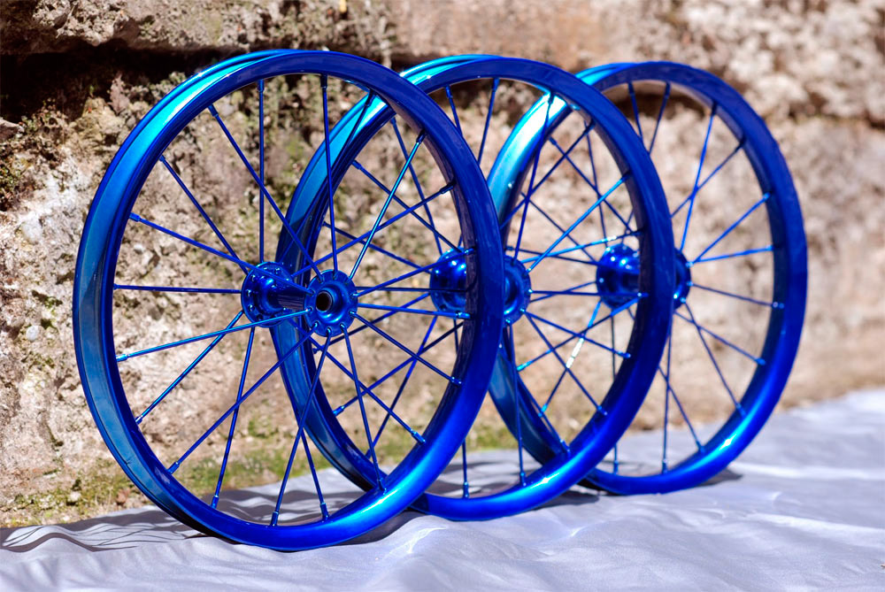 Велосипед колеса б у. Колесо велосипеда. Покраска колеса велосипеда. Крашеный велосипед. Велосипедные диски.